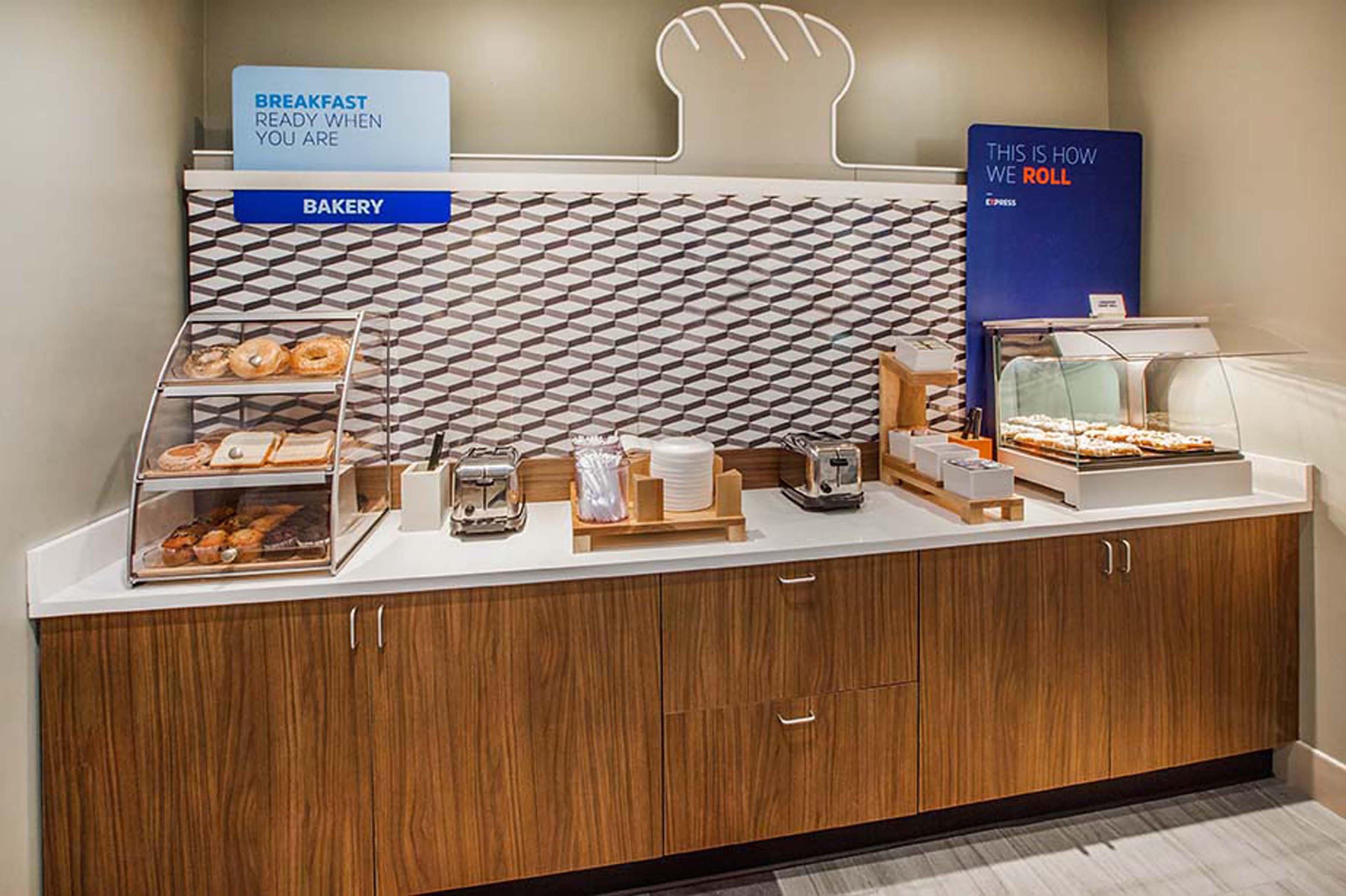 Holiday Inn Express & Suites St Louis Airport By Ihg Woodson Terrace Экстерьер фото